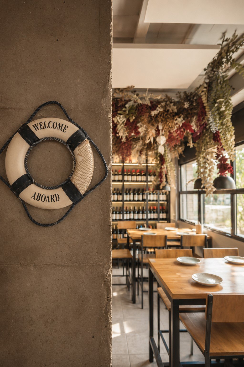 Interior de La Boya con el salvavidas Welcome Aboard